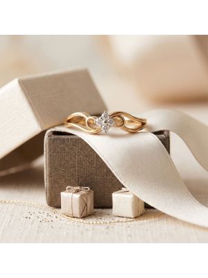 Elegant Swirl Cluster Diamond Ring